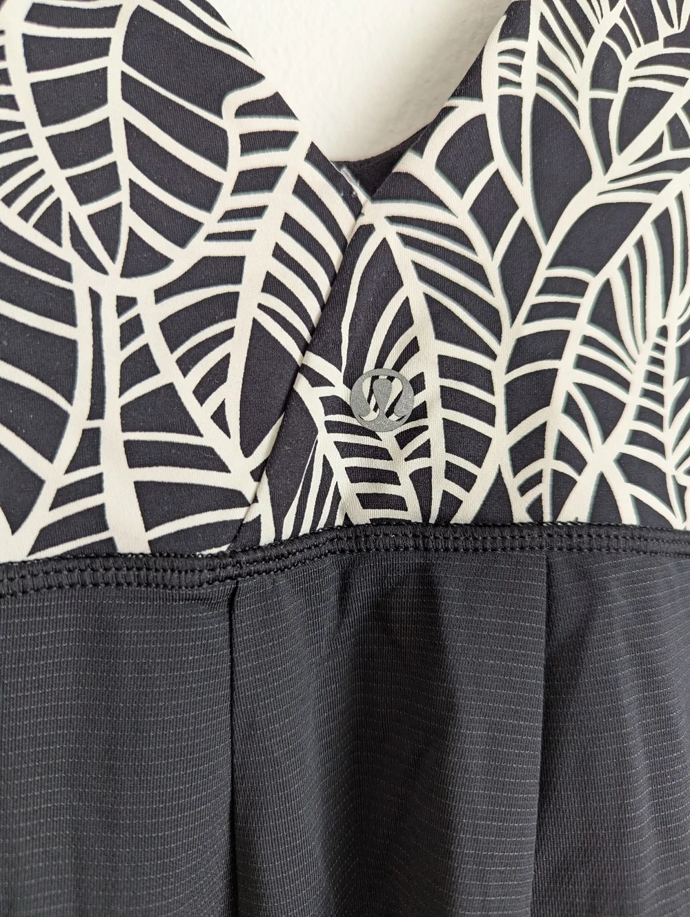 Lululemon Black & White Leaf Patterned Athletic Tank Top Size 6